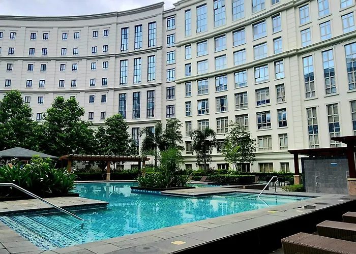 House Of B&y - 81 Newport Blvd Across T3 4*